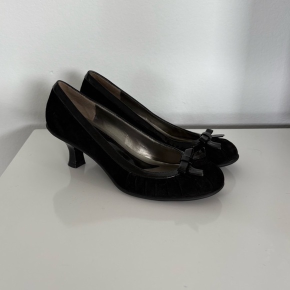 Black Dainty Bow Kitten Heels - Picture 16 of 16